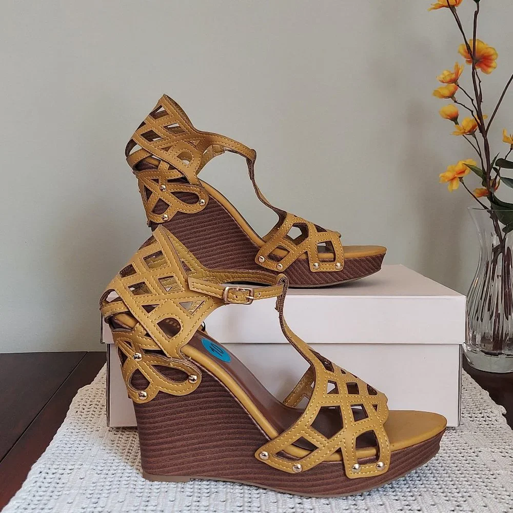 DOLLHOUSE LASER CUT PEEP TOE STUDDED WEDGES (10M)